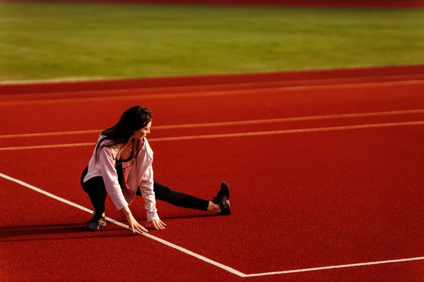 Mladá Fit Žena Cvičení Stadionu — Stock fotografie