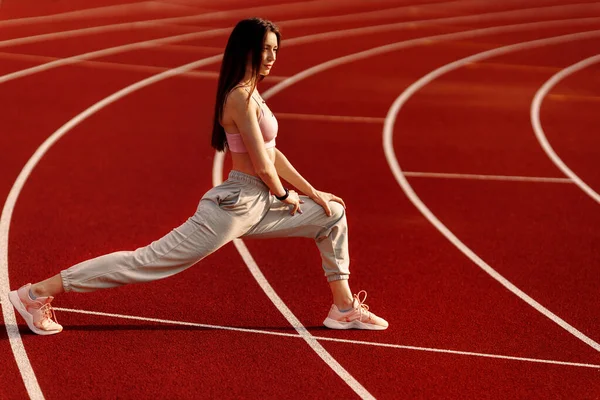 Jovem Mulher Apta Exercitar Estádio — Fotografia de Stock