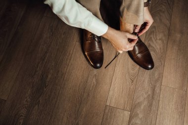 Damat Giydirme ve arka plan üzerinde töreni için hazırlanıyor