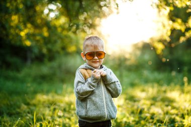 komik küçük çocuk yaz Park sarı güneş gözlüğü