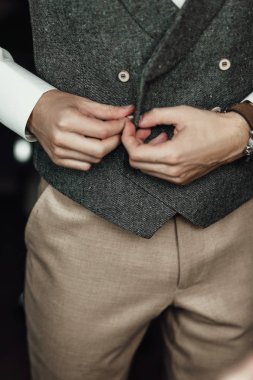 Damat Giydirme ve arka plan üzerinde töreni için hazırlanıyor