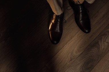 Damat Giydirme ve arka plan üzerinde töreni için hazırlanıyor