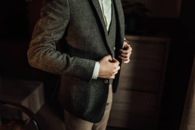 Damat Giydirme ve arka plan üzerinde töreni için hazırlanıyor