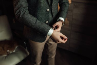 Toplantı için hazırlanıyor yakışıklı mutlu Damat Düğün önce