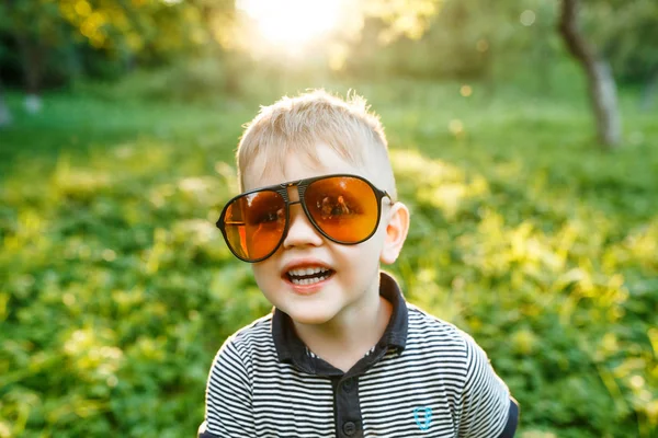 Стильный Мальчик Солнечных Очках Летнее Время — стоковое фото