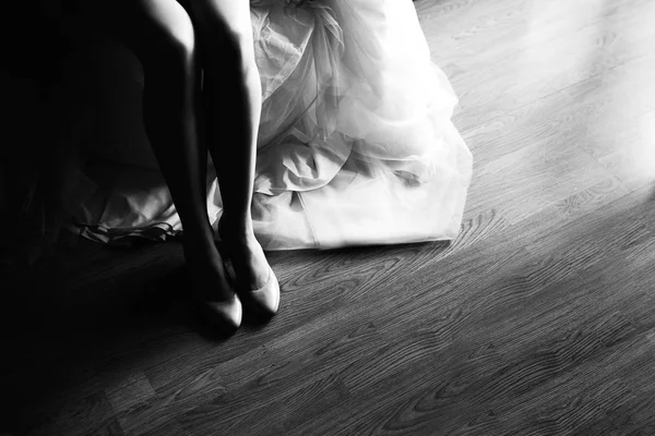 Menyasszony Teszi Fehér Cipő Láb — Stock Fotó