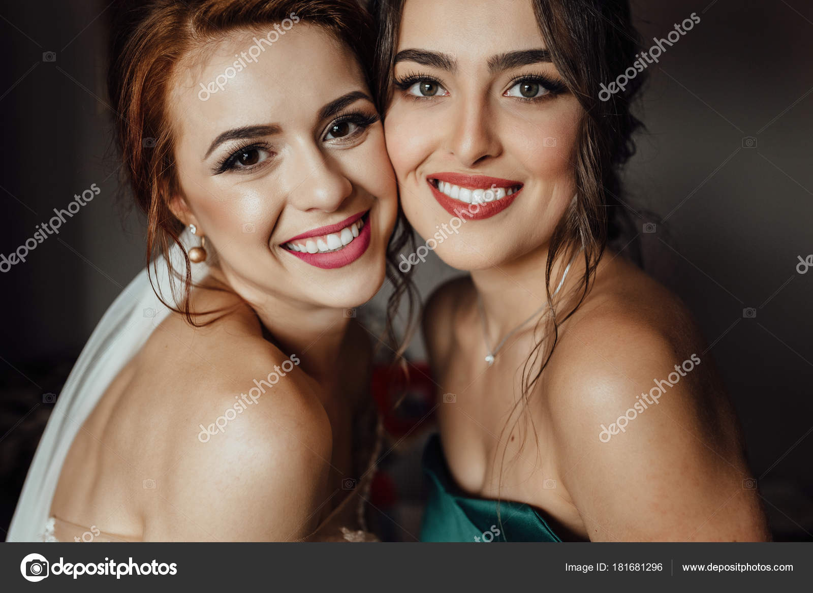 foto-zhena-poziruet-v-komnate-porno-foto-seks-na-kuhonnom-stole