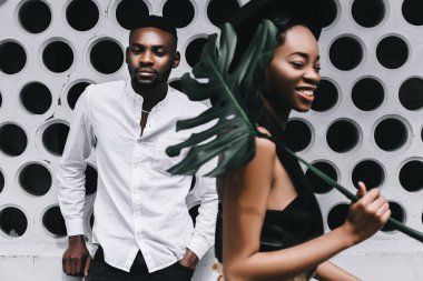 Şık güzel Afrikalı Amerikalı çift yeşil palmiye yaprağı ile portresi.