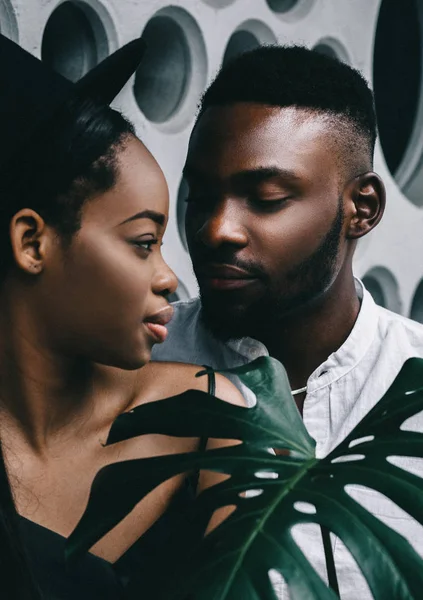 Elegante Retrato Joven Pareja Afroamericana Atractiva Sobre Fondo Blanco Moderno —  Fotos de Stock