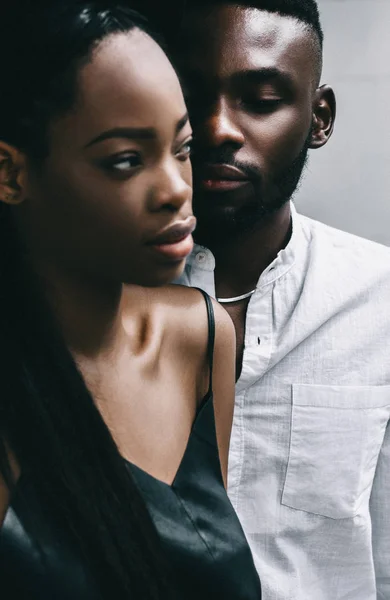 Retrato Elegante Jovem Casal Afro Americano Atraente Fundo Cinza — Fotografia de Stock