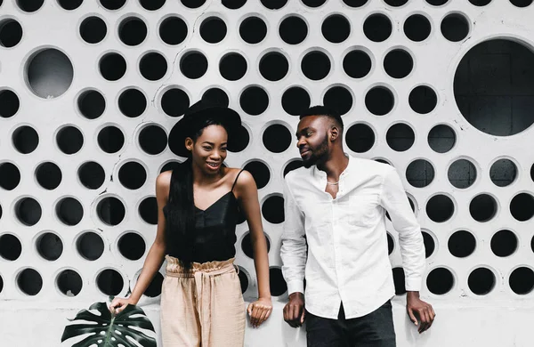 Retrato Elegante Pareja Afroamericana Hermosa Con Hoja Palma Verde —  Fotos de Stock