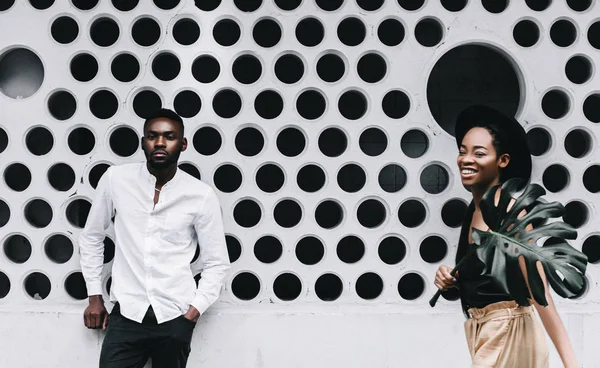 Retrato Elegante Pareja Afroamericana Hermosa Con Hoja Palma Verde —  Fotos de Stock