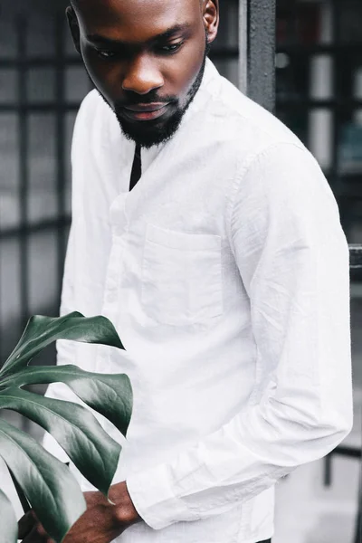 Yakışıklı Afro Amerikan adam şehirde giyiyor rahat kıyafetler