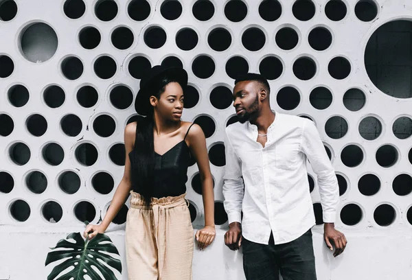 Elegante Retrato Joven Pareja Afroamericana Atractiva Sobre Fondo Blanco Moderno —  Fotos de Stock