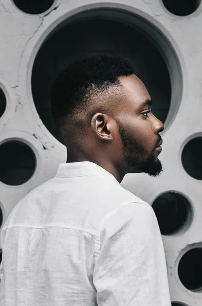 Perfil Del Hombre Afroamericano Con Estilo Sobre Fondo Gris —  Fotos de Stock