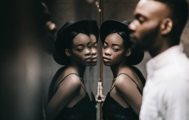 şık çift büyük ayna poz