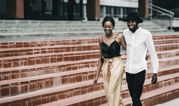 Couple heureux amoureux marchant à l'extérieur — Photo