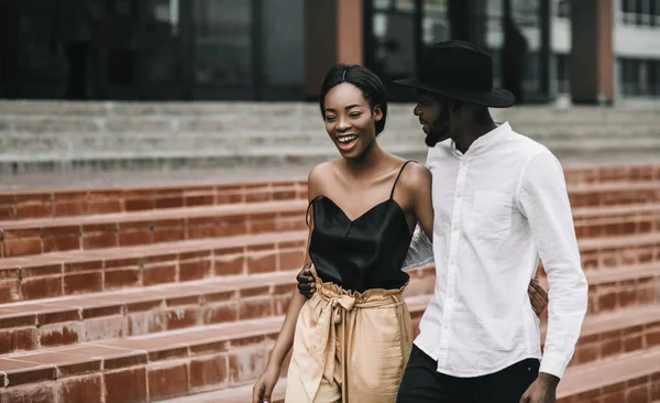 Joyeux jeune couple élégant dans la rue — Photo