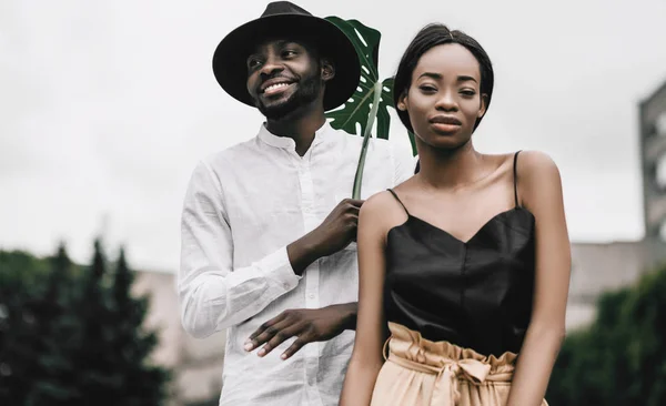 Couple heureux amoureux marchant à l'extérieur — Photo