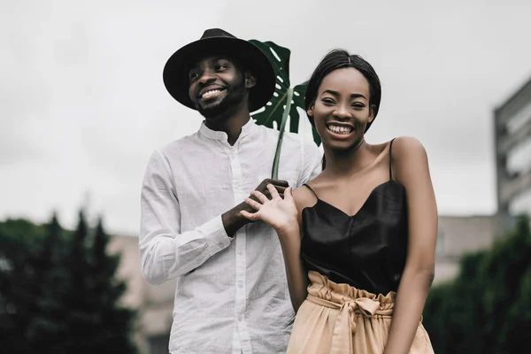 Pareja feliz enamorada caminando al aire libre —  Fotos de Stock