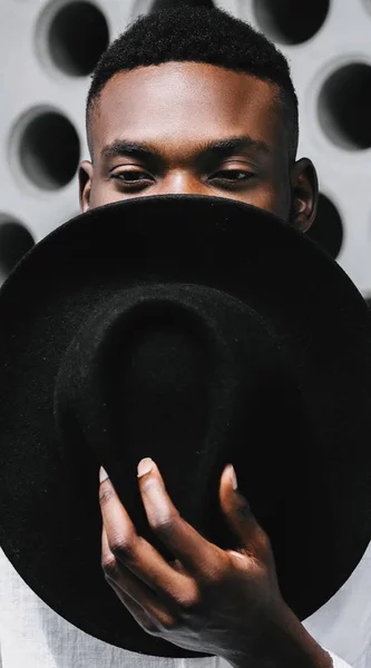 Retrato de un joven con sombrero —  Fotos de Stock