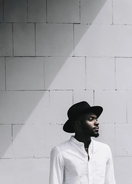 Retrato de un joven con sombrero —  Fotos de Stock