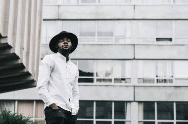 Eski şehirde yürüyen genç adam 