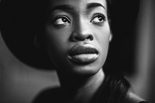 Retrato de modelo de moda hermosa en sombrero —  Fotos de Stock