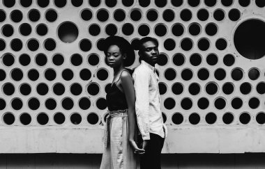Moda giysileri modern noktalar arka plan üzerinde Afro-Amerikan Çift.