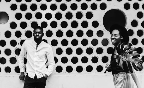 Boldog Afro Amerikai Házaspár Divat Ruhát Modern Pontok Háttér — Stock Fotó