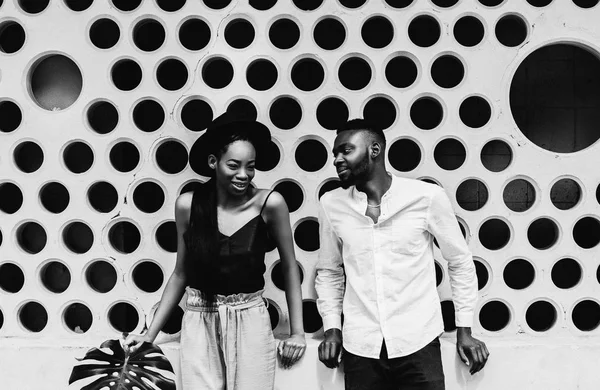 Couple Afro Américain Vêtements Mode Sur Fond Points Modernes — Photo