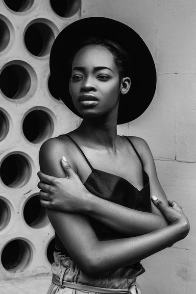 Retrato Modelo Femenina Africana Sombrero Moda Posando Aire Libre Sobre —  Fotos de Stock