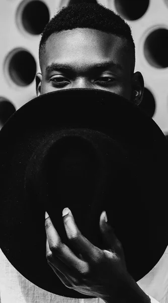 Retrato Joven Guapo Afroamericano Con Elegante Sombrero Negro Hipster —  Fotos de Stock