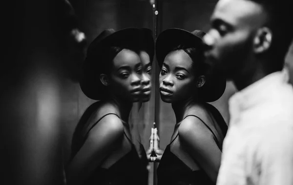 Ayna Siyah Beyaz Fotoğraf Yanında Rahat Afro Amerikan Çift — Stok fotoğraf