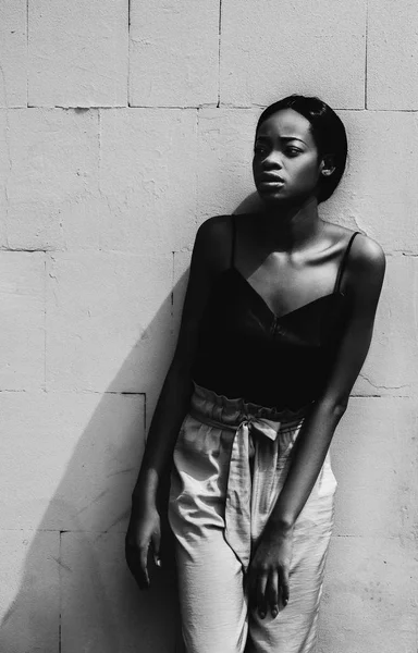 Портрет Африканской Модели Позирующей Фоне Серой Стены — стоковое фото