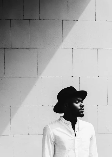 Retrato Joven Guapo Afroamericano Con Elegante Sombrero Hipster —  Fotos de Stock