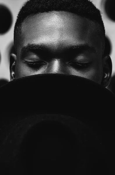 Retrato Joven Guapo Afroamericano Con Elegante Sombrero Negro Hipster —  Fotos de Stock