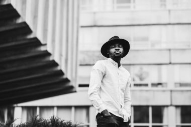 genç yakışıklı afro Amerikalı adam açık havada şık hipster şapkasıyla poz