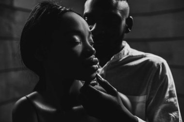 yakışıklı adam kucaklayan güzel kadın, siyah beyaz portre kadar kapatın