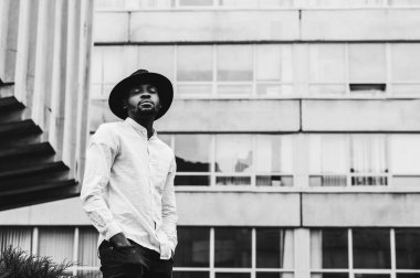 genç yakışıklı afro Amerikalı adam açık havada şık hipster şapkasıyla poz