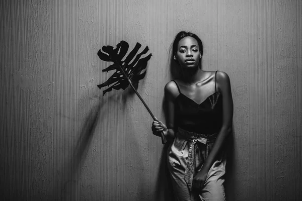 Mooie Jonge Afrikaanse Meisje Monstera Blad Poseren Muur Achtergrond Houden — Stockfoto