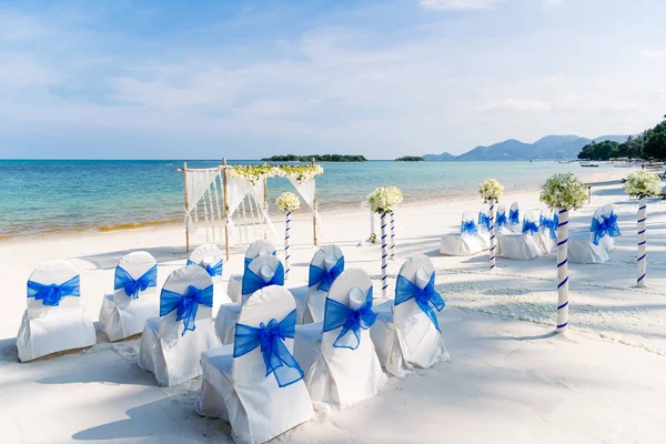Beach düğün mekanı beyaz ve mavi temasında, panoramik 360 Adults 5 civarında gün batımından önce arka planda dekorasyon. Samui Adası, Tayland.