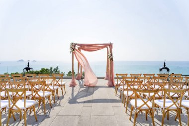 Sahilde düğün mekan, katlama çim sandalye, okyanus görünümü arka plan.