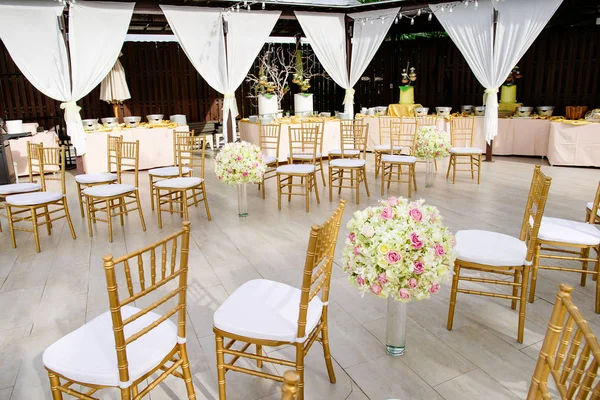 Die Gästestühle Goldfarbe Thema Mit Weißem Bezug Der Strand Hochzeitslocation — Stockfoto