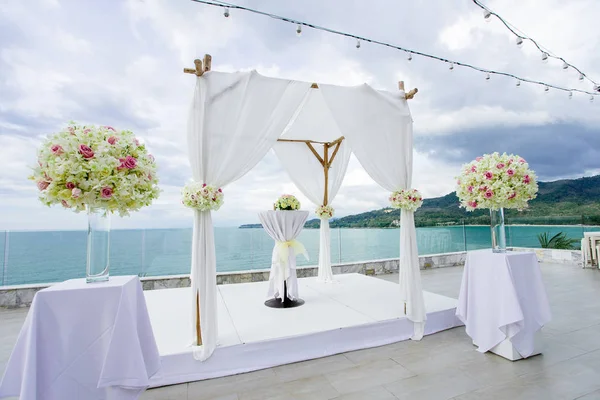 婚礼场地上的山上有全景海景 白色的拱门上点缀着鲜花 苏梅岛 — 图库照片