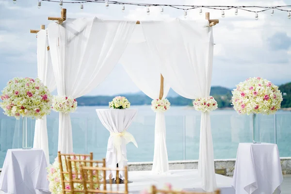 Lugar Boda Colina Con Vista Panorámica Mar Arco Blanco Decorado — Foto de Stock