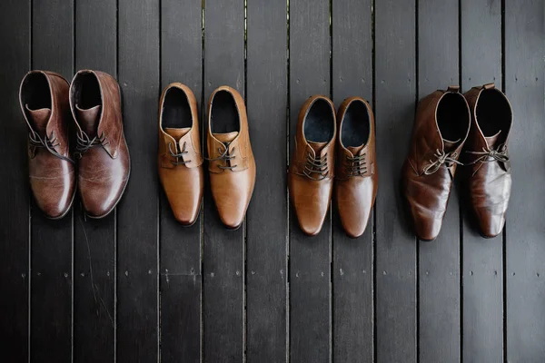 Bruine Schoenen Zwarte Houten Vloer Leder — Stockfoto