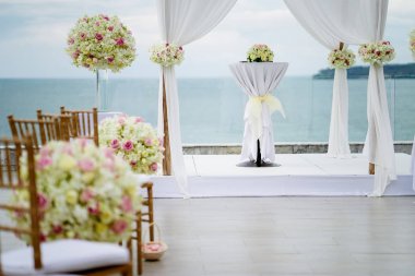 Beyaz düğün kemer ile çiçekler, çiçek, dekore edilmiş okyanus arka plan, düğün mekanı