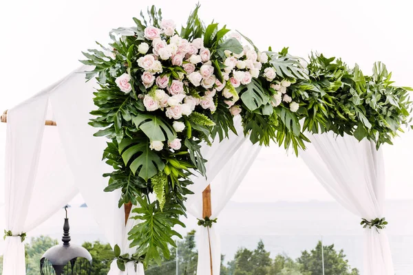 Weißer Hochzeitsbogen Mit Blumen Dekoriert Floral — Stockfoto