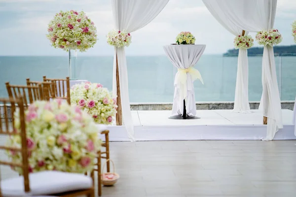 Arco Casamento Branco Decorado Com Flores Floral Fundo Oceano Local — Fotografia de Stock